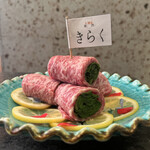 六本木 焼肉きらく - きらくの金字塔¥3,000-
            美しいさしのお肉で青ネギを巻いてます