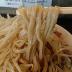 踊ろうサンダーバード - オーション粉使用と思われる自家製極太麺。少しデロ気味でしたが食べやすくて美味しい(^^)