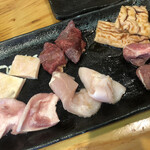 立喰い焼肉 治郎丸 - 右上から反時計回りに、テッポウ、チレ、コリコリ、ノドブエ、ガツ芯、コメカミ