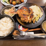 Kisaburou Noujou - 喜三郎焼き定食。地鶏のもも肉を大胆にも一枚まるまる使っていてガッツリボリューミー！スパイスの辛さが食欲そそります！