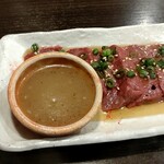 肉もつ屋 神坊 - 石焼牛レバー　580円