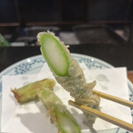 天ぷら新宿つな八 - 江戸前膳５０６０円。サクサクなのにホクホクとジューシーです（╹◡╹）（╹◡╹）。これが４分の１本！　立派な素材を最高の揚げ具合で、幸せな味わいです（╹◡╹）（╹◡╹）