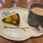 ハチカフェ - 紅茶とオレンジタルトとホットコーヒー