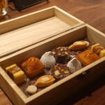 IZA - ミニャルディーズ