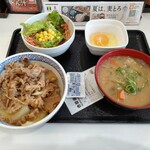 吉野家 - 牛丼(並)つゆだく 448円、生野菜サラダ・とん汁セット 338円、玉子 ９６円 ♪