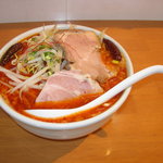 ラーメン ABE's - ８月限定：中部迷店コラボ：辛いラーメン（二郎系）　３辛：レンゲが浸かり過ぎてます！