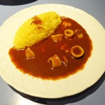 旬粋カレー工房 - 海老とイカのカレー中辛サフランライス