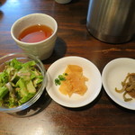 清粥小菜　明 - ザーサイとサラダ