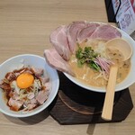 麺や 鳥の鶏次 - レアチャーシュー肉そば+レアチャーシュー丼セット