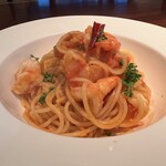 Oil pasta with shrimp and fresh tomatoes