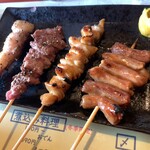 やきとん 宮ちゃん - （左から）小腸、大腸、ほほにく、豚トロ