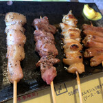 やきとん 宮ちゃん - （左から）小腸、大腸、ほほにく、豚トロ