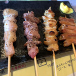 やきとん 宮ちゃん - （左から）小腸、大腸、ほほにく、豚トロ