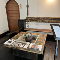 炭焼うな富士 白壁別邸 - 玄関先　囲炉裏