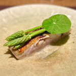 アカ - ❸金目鯛の薪焼き ～焼津産の金目鯛薪焼きにはアスパラソバージュは蒸して酸味を加え、緑が鮮やかなナスタチウムをのせて彩を。シェリーワインビネガーのソースが旨くコーディネイトされたお料理。