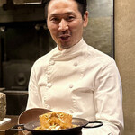 アカ - ⓫毛蟹とホワイトアスパラガスのパエリア ～この時期のスペシャリテは楽しみな逸品。旬のホワイトアスパラ入り毛蟹のパエリアは雑誌でもよく拝見する逸品。東シェフが目の前で丁寧に説明して頂ける力の入った逸品。