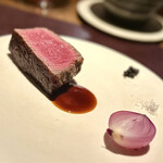 アカ - ❿鹿児島牛のフィレ、赤玉葱、粒胡椒、塩 ～鹿児島牛のフィレと神戸牛のサーロインからの選択は、やはり赤身のフィレ肉を。赤玉葱が丁度良い塩梅に脂身を中和してくれる。