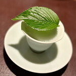 アカ - ❽ハモン・セラーノのスープ ～ハモン・セラーの（生ハム）のスープは意外に濃厚というよりしっかりとした味わいであり、そこに蓴菜を加えるという発想はなかなか見られないもの。独特な味わいに仕上がっている。