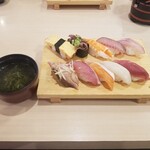 沼津魚がし鮨 流れ鮨 - 本日のおまかせ10貫ランチ お椀付