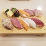 沼津魚がし鮨 流れ鮨 - 本日のおまかせ10貫ランチ