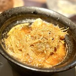 アカ - ❻フカヒレと車海老のアヒージョ ～めっちゃ熱々のアヒージョ。食感溢れるモウカザメのフカヒレに車海老の味わいが絡み、濃厚なソースが刺激的でスパニッシュらしい香りが漂う。