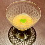 アカ - ❺トマトのガスパチョ ～トマトのガスパッチョには天草のムラサキ雲丹、山葵を添えて。濃厚な雲丹はガスパチョに埋もれており、あっさりした味わいにインパクトを与えている。突然雲丹が現れ刺激的なお料理に。