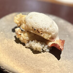 アカ - ❶北寄貝の薪焼き ～北寄貝の香ばしい薪焼きに生ハムと青海苔ソースを添えて、敷かれた蓮根のみじん切りが濃くのある青海苔ソースと素材の甘みが引き出された北寄貝が素晴らしい。出だしから惹きつけられる逸品。