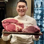 アカ - ❿鹿児島牛のフィレ、赤玉葱、粒胡椒、塩 ～鹿児島牛のフィレと神戸牛のサーロインからの選択は、やはり赤身のフィレ肉を。赤玉葱が丁度良い塩梅に脂身を中和してくれる。