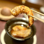 アカ - ❻フカヒレと車海老のアヒージョ ～めっちゃ熱々のアヒージョ。食感溢れるモウカザメのフカヒレに車海老の味わいが絡み、濃厚なソースが刺激的でスパニッシュらしい香りが漂う。