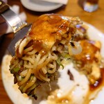 Okonomiyaki Enami - 麺は、道内で出回る「黄色い中細縮れ麺」みたい。モニュムチュっとした歯応え。コチラではパリパリには焼かない仕立てのようです。まぁお店其々ですけど。