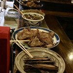 ばんや - カウンターには大皿が並びます。