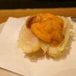 天冨良 麻布よこ田 恵比寿ガーデンプレイス店 - 帆立の天ぷらにバフンウニをのせて