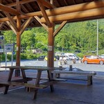 道の駅 果樹公園あしがくぼ - ベンチで食べました