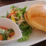 チーズと厚切りソーセージのパンケーキグリドルサンドプレート（ビュッフェ込）…980円