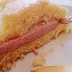 チーズと厚切りソーセージのパンケーキグリドルサンド