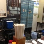 真砂 - 店内はカウンターのみで待もありますが回転はいいです