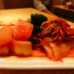 炭火焼肉 筵 - ◆キムチ盛り合わせ～、誰もが好きな味わい。