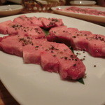 炭火焼肉 筵 - ◆本日もタンの食べ比べ、まずは毎度おなじみの厚切りタン。