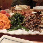 炭火焼肉 筵 - ◆ナムルの贅沢全種類盛り合わせだ～～～、あなたはどれが好き？私はやっぱりもやしかな。。