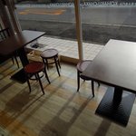 琥珀茶菓 - ４人がけが２つと、２人がけが１つのお店。