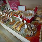 琥珀茶菓 - 焼き菓子が大きなテーブルに