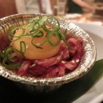 炭火焼肉 筵 - ◆ユッケのホイル焼き♪火を通して食べるのが通の食べ方だよ♪