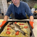 Anchoa - ❸黒鯛、玉ねぎ、トマト、レモン、フェンネル、白ワイン、オリーブオイルで焼き上げた地中海料理。