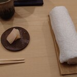 日本橋蛎殻町 すぎた - ガリ、指拭き用のおしぼり