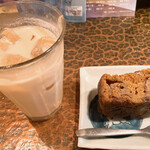 タイニーカフェ - アイスチャイとバナナケーキ