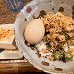 タイニーカフェ - 納豆丼煮卵付き・冷奴