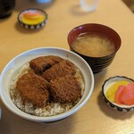 志多美屋 - ソースカツ丼と味噌汁(なめこと豆腐)  厚めに切られた沢庵と生姜は変わらぬ名脇役。