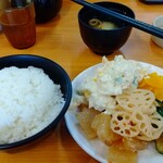 きんのつる - ご飯と味噌汁はお代わりOK。惣菜も取り放題