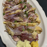 鶏のたたき 熊本屋 - 盛り付け後、お約束通り「３０分」放置　脂が溶け出しております