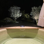 オキオリーブ澳邸 - 夜の露天風呂　オリーブの木を見ながら　月見酒用の台がにくぅい